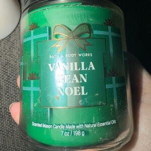 Bath & Body Works Vanilla Bean Noel Green Scented Candle